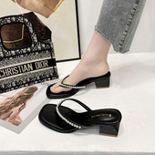 Μοντέρνες γυναικείες παντόφλες με πέρλες και τετράγωνο τακούνι 5cm