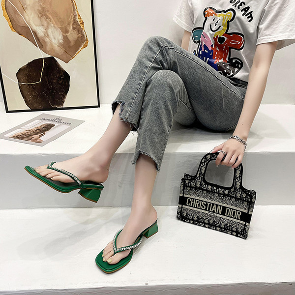 Μοντέρνες γυναικείες παντόφλες με πέρλες και τετράγωνο τακούνι 5cm