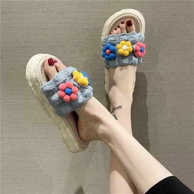 Υφασμάτινες γυναικείες παντόφλες με σόλα ύψους 3 cm και τρισδιάστατη διακόσμηση λουλουδιών