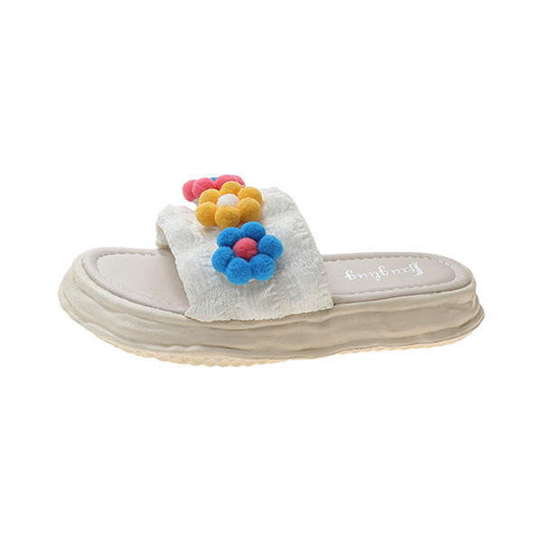 Υφασμάτινες γυναικείες παντόφλες με σόλα ύψους 3 cm και τρισδιάστατη διακόσμηση λουλουδιών