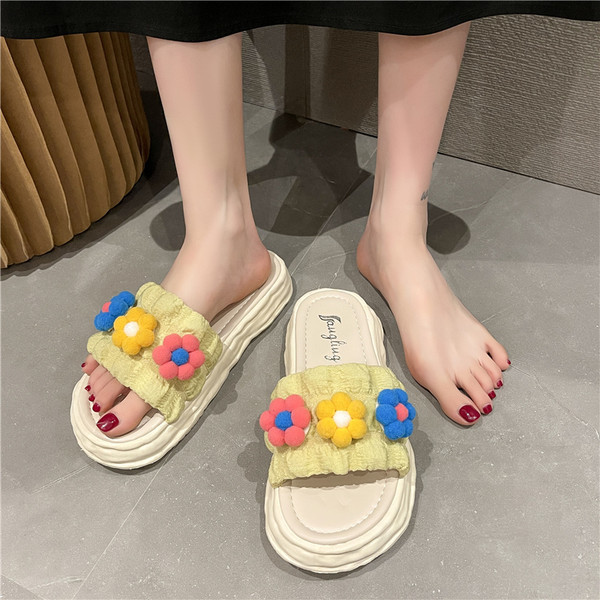 Υφασμάτινες γυναικείες παντόφλες με σόλα ύψους 3 cm και τρισδιάστατη διακόσμηση λουλουδιών