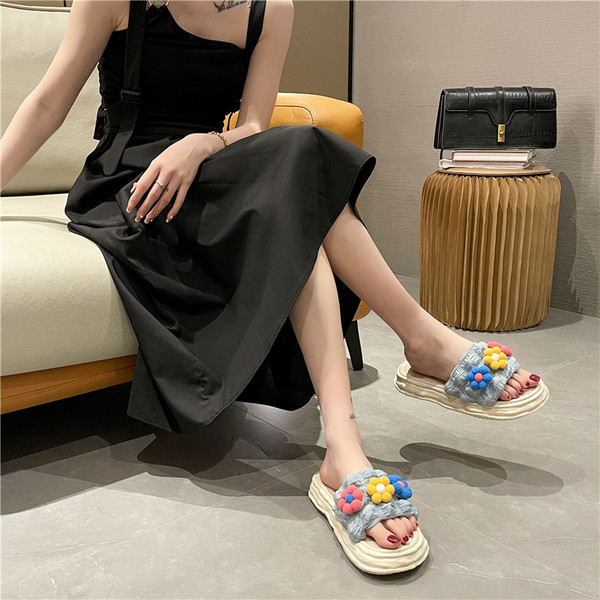 Υφασμάτινες γυναικείες παντόφλες με σόλα ύψους 3 cm και τρισδιάστατη διακόσμηση λουλουδιών