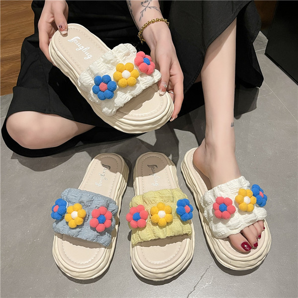 Υφασμάτινες γυναικείες παντόφλες με σόλα ύψους 3 cm και τρισδιάστατη διακόσμηση λουλουδιών