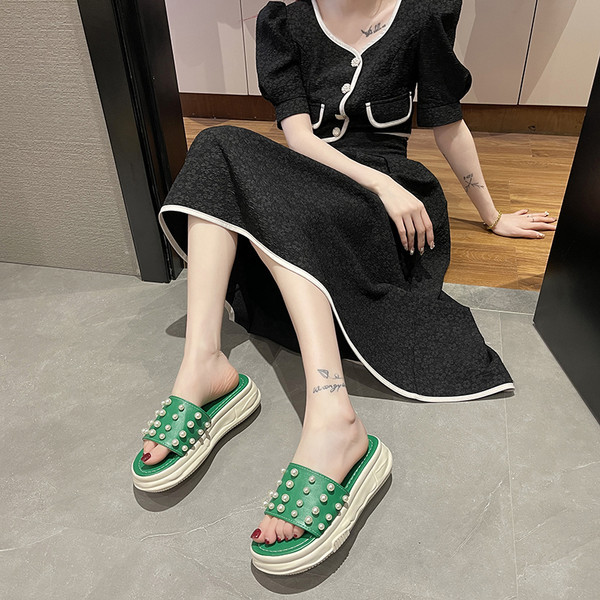 Ljetne ženske papuče od eko kože sa visokim đonom od 4 cm i perlicama