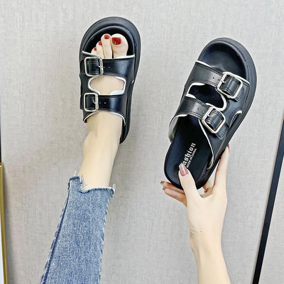 Casual γυναικείες παντόφλες με αγκράφες σε λαυκό και μαύρο χρώμα