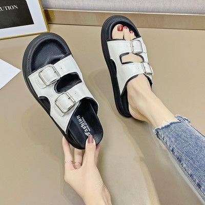 Casual γυναικείες παντόφλες με αγκράφες σε λαυκό και μαύρο χρώμα