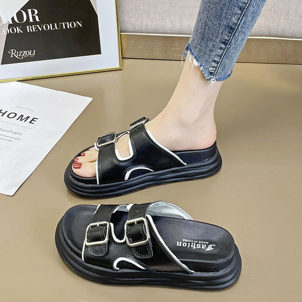 Casual γυναικείες παντόφλες με αγκράφες σε λαυκό και μαύρο χρώμα