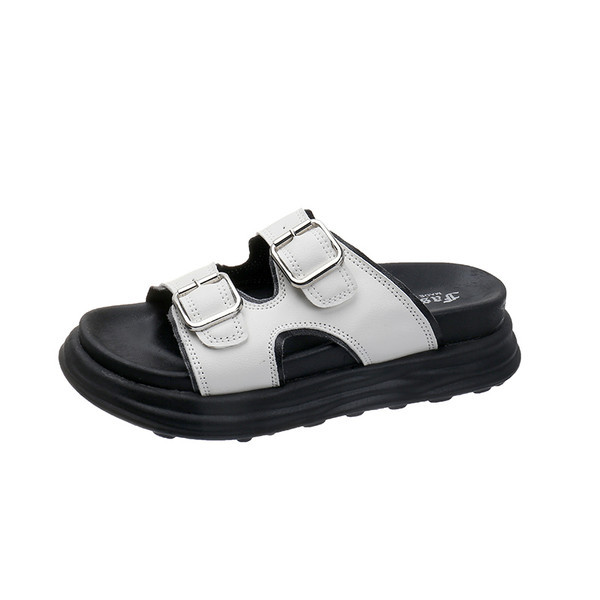 Casual γυναικείες παντόφλες με αγκράφες σε λαυκό και μαύρο χρώμα