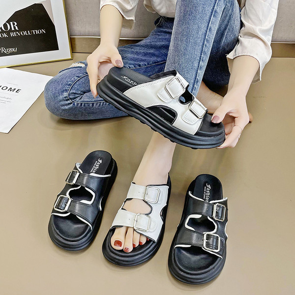 Casual γυναικείες παντόφλες με αγκράφες σε λαυκό και μαύρο χρώμα