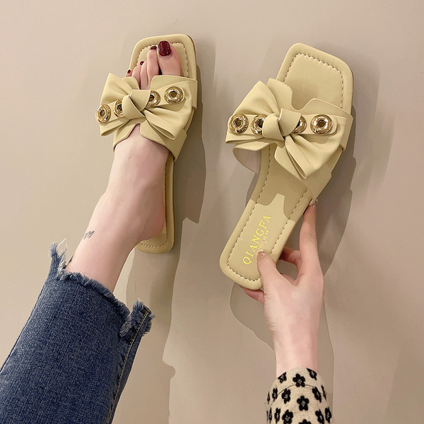 Ženske papuče s niskim ravnim potplatom i trakom od eko kože