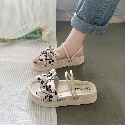 Νέο μοντέλο παντόφλες πλατφόρμας με υφασμάτινα λουριά