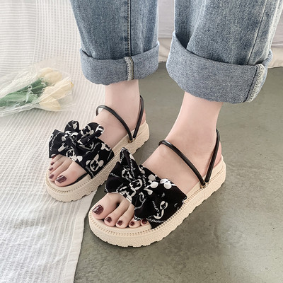 Νέο μοντέλο παντόφλες πλατφόρμας με υφασμάτινα λουριά