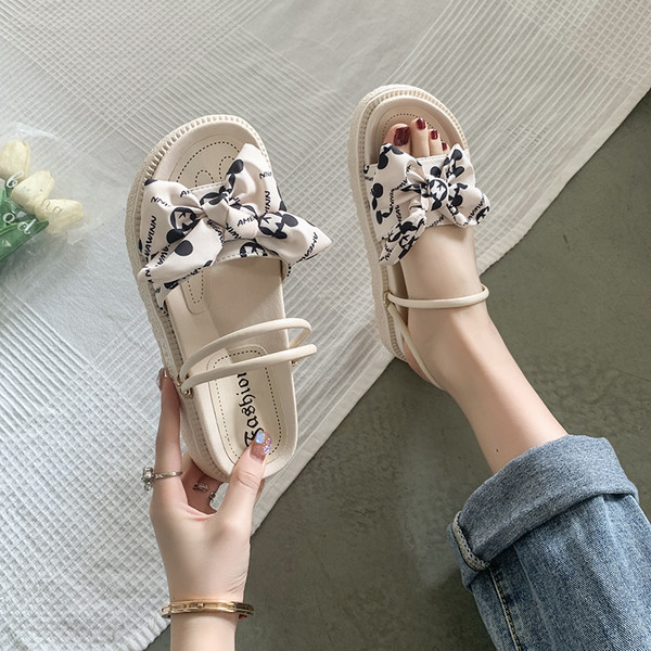 Νέο μοντέλο παντόφλες πλατφόρμας με υφασμάτινα λουριά