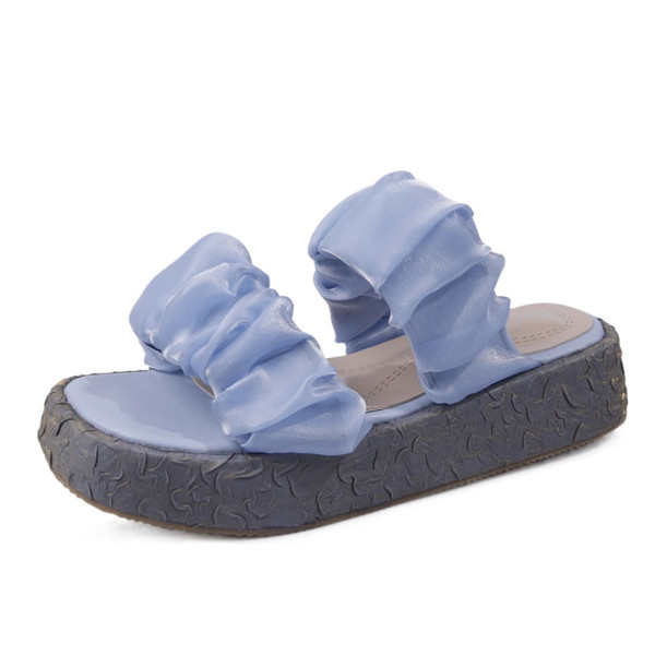 Γυναικείες παντόφλες με πλατφόρμα και μαζεμένα λουράκια