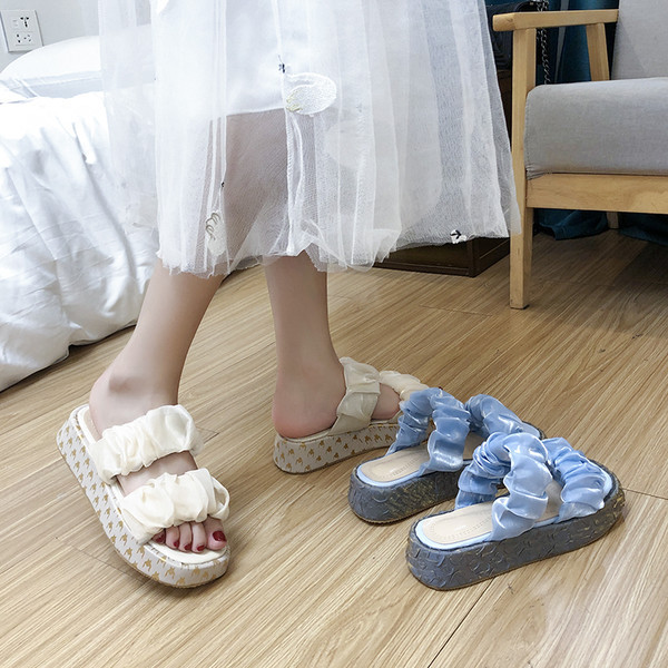 Γυναικείες παντόφλες με πλατφόρμα και μαζεμένα λουράκια