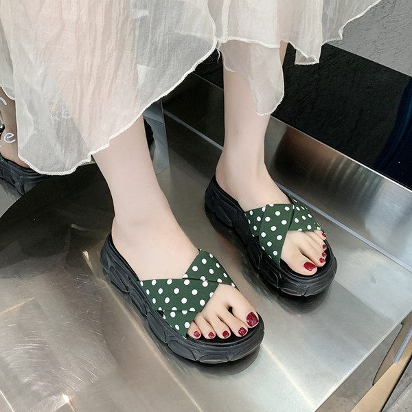 Γυναικείες παντόφλες με τραχιά σόλα