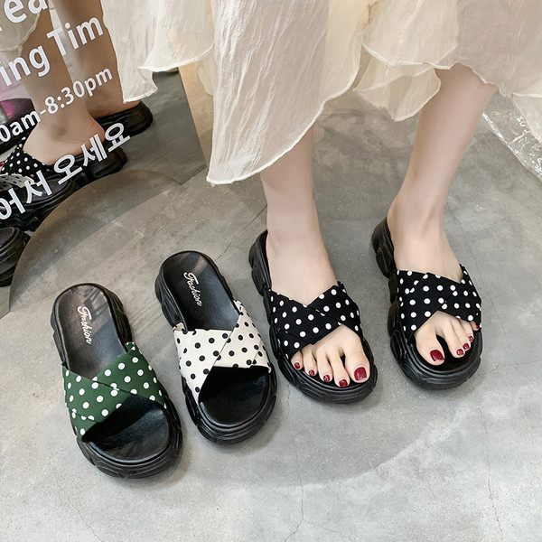 Γυναικείες παντόφλες με τραχιά σόλα