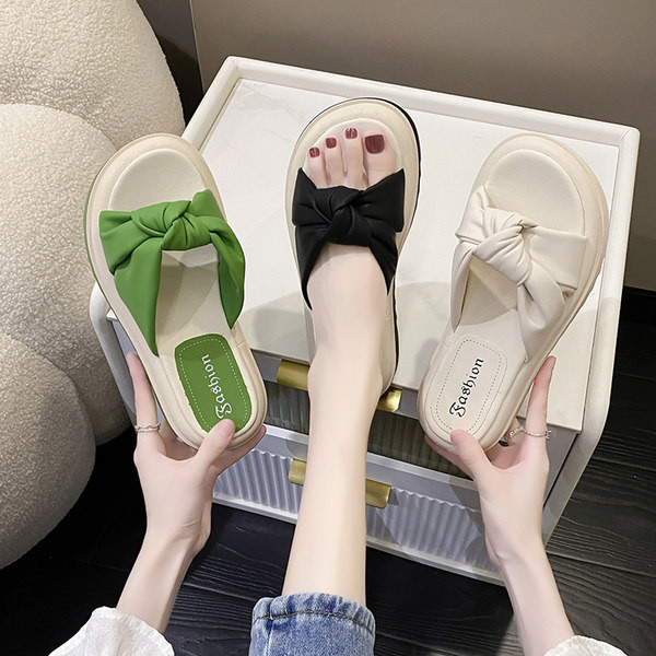 Γυναικείες παντόφλες με υφασμάτινες τιράντες με κόμπο