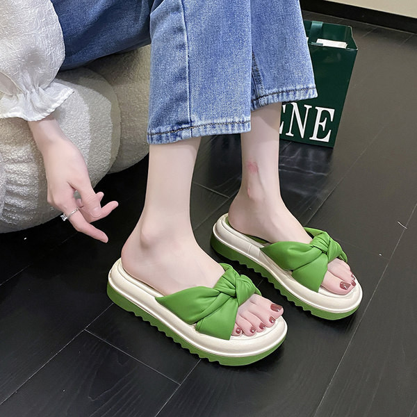 Γυναικείες παντόφλες με υφασμάτινες τιράντες με κόμπο