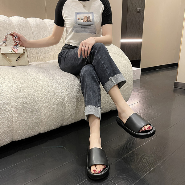 Γυναικείες καλοκαιρινές παντόφλες με επίπεδη σόλα