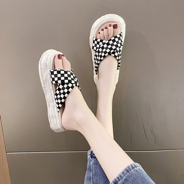 Γυναικείες καρό παντόφλες με ψηλή σόλα 4,5cm