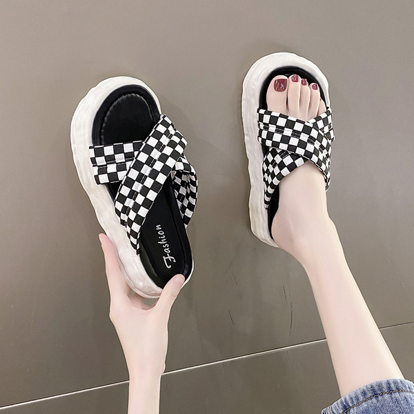 Γυναικείες καρό παντόφλες με ψηλή σόλα 4,5cm