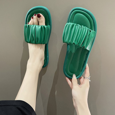 Γυναικείες χαμηλές παντόφλες με μαζεμένο λουράκι από οικολογικό δέρμα