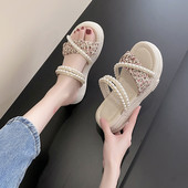 Γυναικείες καλοκαιρινές παντόφλες με ψηλή σόλα και διακόσμηση με πέρλες