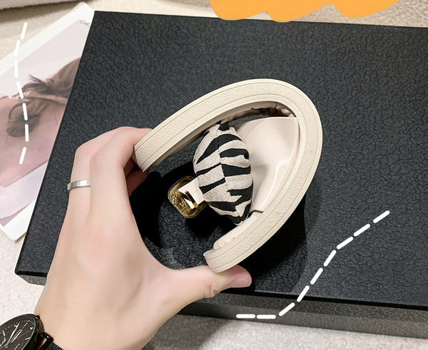 Γυναικείες casual παντόφλες με κορδέλα και μεταλλική διακόσμηση