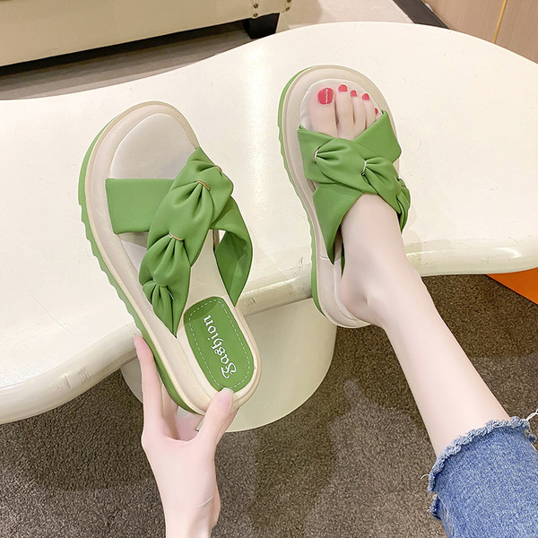 Γυναικείες παντόφλες πλατφόρμας με χιαστί λουράκι