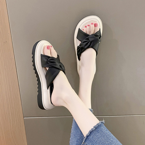 Γυναικείες παντόφλες πλατφόρμας με χιαστί λουράκι