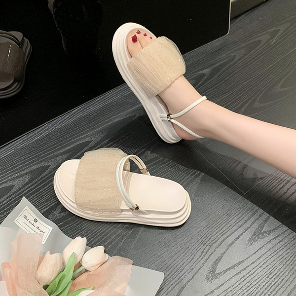 Šiuolaikinės moteriškos šlepetės su blizgiais elementais ir aukštu 3,5 cm padu