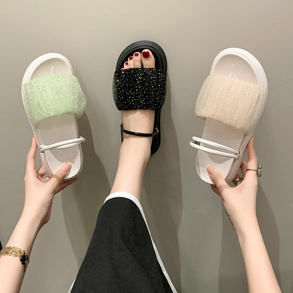 Šiuolaikinės moteriškos šlepetės su blizgiais elementais ir aukštu 3,5 cm padu