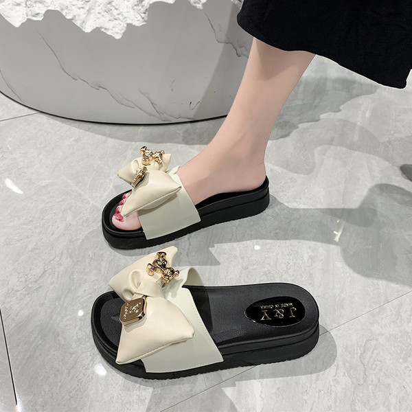 Moderne papuče s trakom i metalnim ukrasom