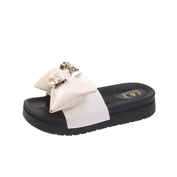 Moderne papuče s trakom i metalnim ukrasom