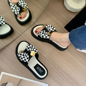 Μοντέρνες έκο  δερμάτινες παντόφλες με σόλα ύψους 4 cm και μεταλλικό στοιχείο