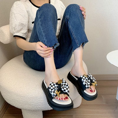 Μοντέρνες έκο  δερμάτινες παντόφλες με σόλα ύψους 4 cm και μεταλλικό στοιχείο