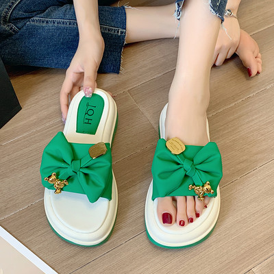 Μοντέρνες έκο  δερμάτινες παντόφλες με σόλα ύψους 4 cm και μεταλλικό στοιχείο