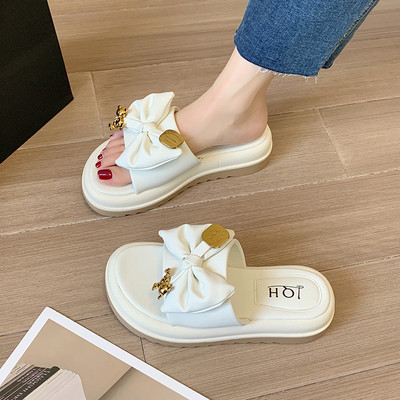 Μοντέρνες έκο  δερμάτινες παντόφλες με σόλα ύψους 4 cm και μεταλλικό στοιχείο