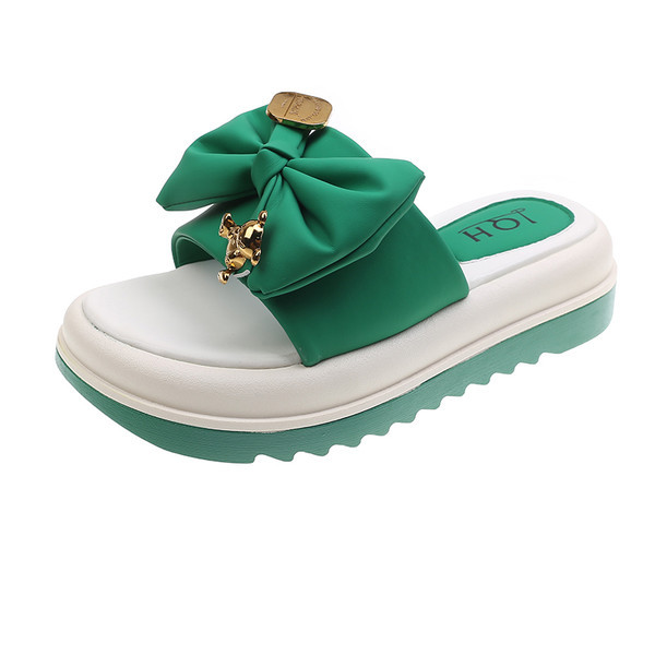 Μοντέρνες έκο  δερμάτινες παντόφλες με σόλα ύψους 4 cm και μεταλλικό στοιχείο