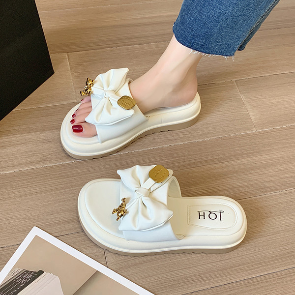 Μοντέρνες έκο  δερμάτινες παντόφλες με σόλα ύψους 4 cm και μεταλλικό στοιχείο