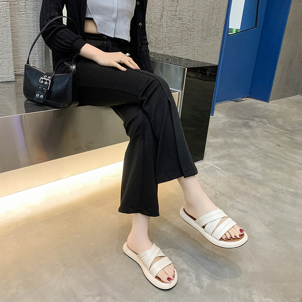 Ženske casual papuče s ravnim potplatom i remenčićima od eko kože