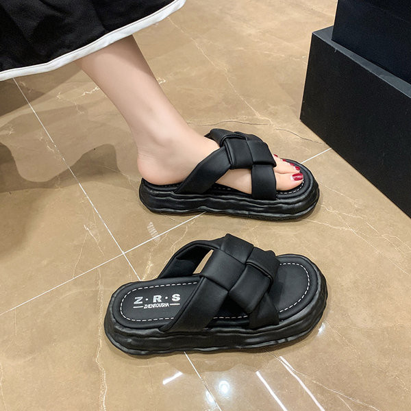 Ležerne papuče na platformu s križnim remenom