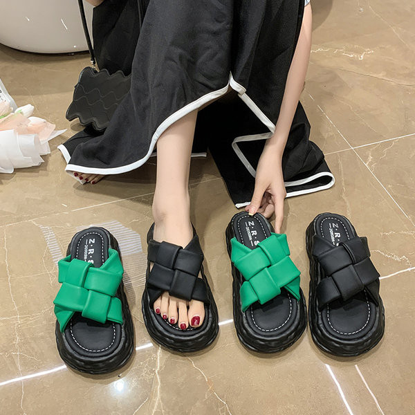 Ležerne papuče na platformu s križnim remenom