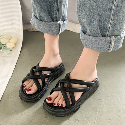 Γυναικείες casual παντόφλες με χιαστί τιράντες και επίπεδη σόλα