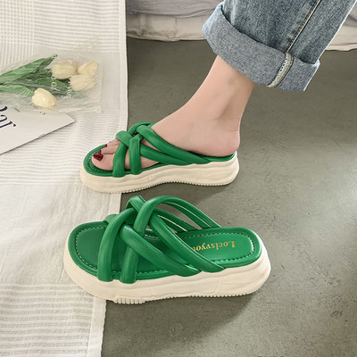 Γυναικείες casual παντόφλες με χιαστί τιράντες και επίπεδη σόλα