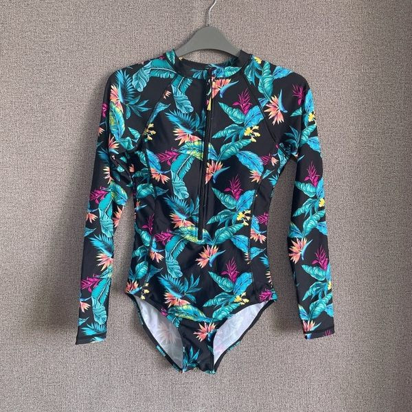 Γυναικείο ολόσωμο μαγιό με φερμουάρ και μακρύ μανίκι