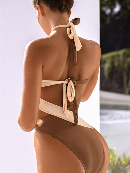 Ženski jednodijelni kupaći kostim visokog kroja