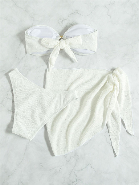 Moderan komplet za plažu od bijelog rebrastog kupaćeg kostima i suknje