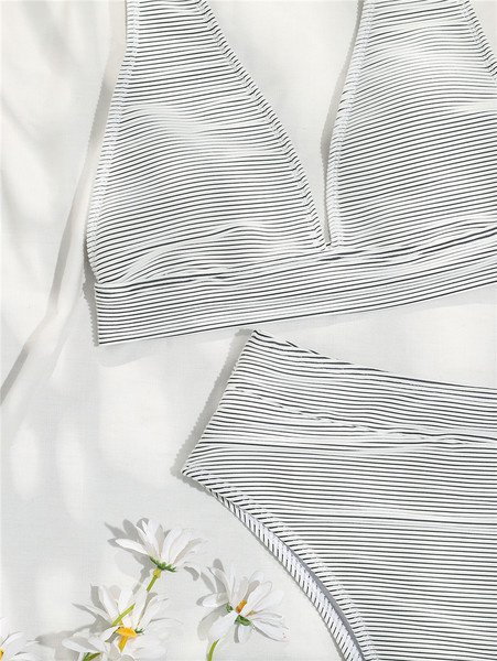 Ženski prugasti dvodijelni kupaći kostim s V-izrezom